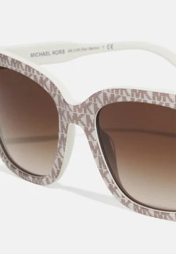 Michael Kors San Marino - Zonnebril - Vanilla 11 Michael Kors San Marino - Zonnebril - Vanilla -Farfetch Winkel 5d02810353e74b1b83483ca9a0dd16e6