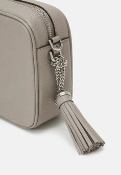 MICHAEL Michael Kors Jet Camera - Schoudertas - Pearl Grey -Farfetch Winkel 5d8ddcd87e85471ba8510026e8c922a6