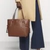 MICHAEL Michael Kors Voyager Tote - Handtas - Luggage -Farfetch Winkel 633200f6b78e42eba9b5a8a0aa8e62e3