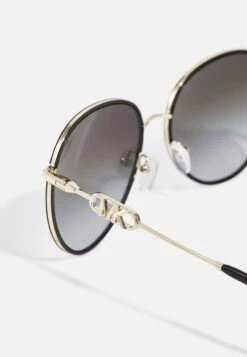 Michael Kors Empire Aviator - Zonnebril - Light Gold/Black 9 Michael Kors Empire Aviator - Zonnebril - Light Gold/Black -Farfetch Winkel 634b2e39b7f04afe9bf3a63d69fab2bd