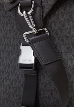 Michael Kors Commuter Duffle Unisex - Weekendtas - Black -Farfetch Winkel 655f12aa30224b168981af8ce08821fc