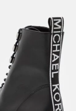 MICHAEL Michael Kors Haskell Bootie - Veterboots - Black -Farfetch Winkel 67ce1c373f03417c8afe22a41ca64a2e