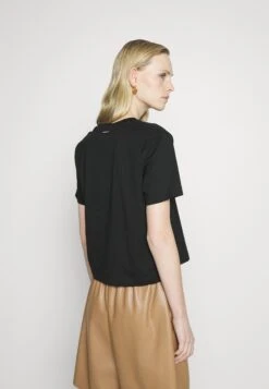 MICHAEL Michael Kors Empire Charm- T-Shirt Print - Black 9 MICHAEL Michael Kors Empire Charm- T-Shirt Print - Black -Farfetch Winkel 6a6afe1308f147f791a75ef020c1c3eb