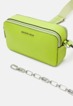 MICHAEL Michael Kors Jet Set Camra Xbody - Schoudertas - Limeade -Farfetch Winkel 6cb31fd00e244e5eb130dd3eafecc4f7