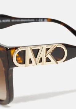 Michael Kors Empire Square - Zonnebril - Dark Tortoise -Farfetch Winkel 6f7950a358a94bceb81dc9e75ebefd70