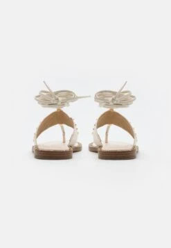 MICHAEL Michael Kors Jagger Flat - Teensandalen - Light Cream -Farfetch Winkel 7157e9b918154cedbe99f13611990c72