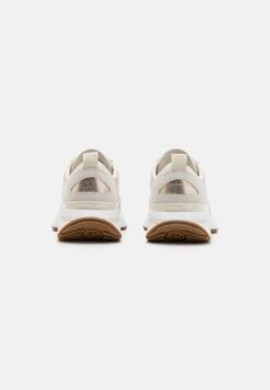 MICHAEL Michael Kors Flynn Trainer - Sneakers Laag - Cream -Farfetch Winkel 718cbae32ca9466d8a9e0ad597175d8b