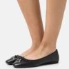 MICHAEL Michael Kors Nori Flat - Ballerina'S - Black -Farfetch Winkel 7329e82e9a4842be928c1548f94c875b