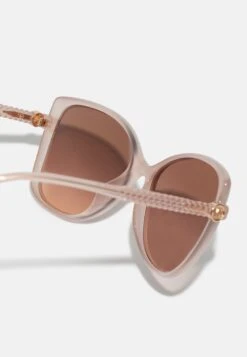 Michael Kors Malta- Zonnebril - Milky Pink -Farfetch Winkel 770f20413d2e4d06a381c0126c608cae