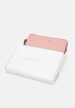 MICHAEL Michael Kors Jet Wristlet - Portemonnee - Pink -Farfetch Winkel 7b2b69c62b1d4c9b939cb77da9263c82