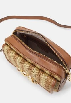 MICHAEL Michael Kors Parker Swag Camera Xbody - Schoudertas - Nature/Luggage -Farfetch Winkel 7dbedb639be5430ebbdd9432dd0ff8f4