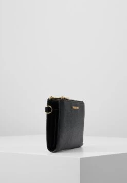 MICHAEL Michael Kors Jet Wristlet - Portemonnee - Black -Farfetch Winkel 7e112c1abc1541199e3aac3c0bc6f992
