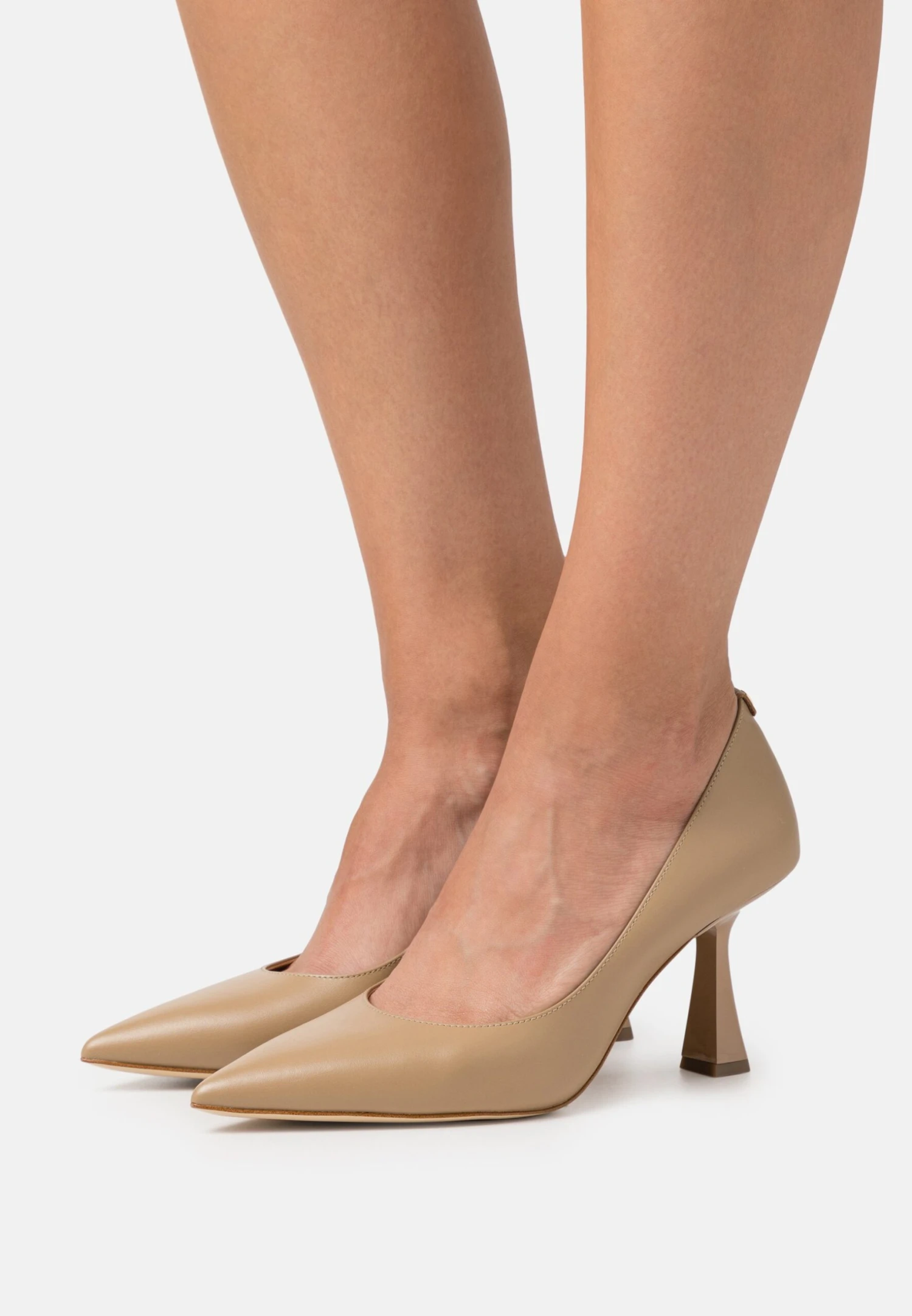 MICHAEL Michael Kors Clara- Klassieke Pumps - Camel 3 MICHAEL Michael Kors Clara- Klassieke Pumps - Camel