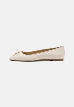MICHAEL Michael Kors Nori Flat - Ballerina'S - Light Cream -Farfetch Winkel 7eb434f5c3024e04bc046d43db87d21f