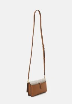 MICHAEL Michael Kors Jet Set Charm Phone Crossbody - Schoudertas - Vanilla/Acrn -Farfetch Winkel 7fc91f7a39ed4e6791a756a2c09730ca