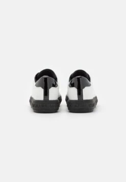 MICHAEL Michael Kors Grove Lace Up - Sneakers Laag - Black/Optic White -Farfetch Winkel 82c525bf60834b1e88dfad1874825ac9