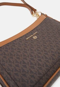 MICHAEL Michael Kors Jet Charm Pochette Xbody - Handtas - Brown/Acorn -Farfetch Winkel 8490d8fb493f4c4e96b0c0f6e4a8e22c