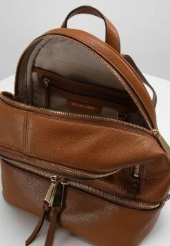 MICHAEL Michael Kors Rhea Zip Backpack Small - Rugzak - Luggage 12 MICHAEL Michael Kors Rhea Zip Backpack Small - Rugzak - Luggage -Farfetch Winkel 8859f3cf5dc14df6bce7d922b91ea111