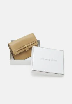 MICHAEL Michael Kors Hamilton Legacy Flap Card Case - Portemonnee - Camel -Farfetch Winkel 8a6ff3a1c4ed458cb7103ef59e134bd2