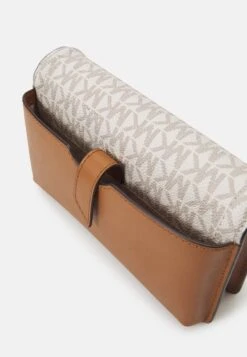 MICHAEL Michael Kors Jet Set Charm Phone Crossbody - Schoudertas - Vanilla/Acrn -Farfetch Winkel 8d3cab7c88bc47849090baf8d7791ba1