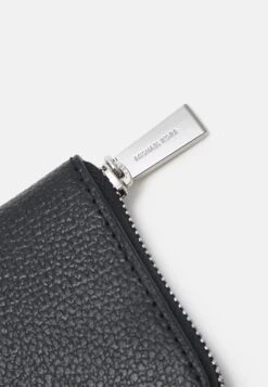 MICHAEL Michael Kors Jet SetCard Case - Portemonnee - Black -Farfetch Winkel 8d8e2fd6d6d34984a91acdeebcd46bc9