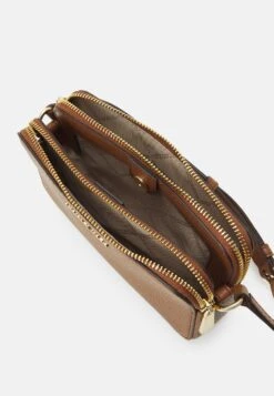 MICHAEL Michael Kors Jet Camera - Schoudertas - Luggage -Farfetch Winkel 8ec520605acc48beb5ec1c27495cec20