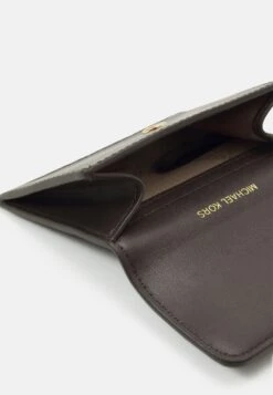 MICHAEL Michael Kors Hamilton Legacy Flap Card Case - Portemonnee - Chocolate -Farfetch Winkel 92cafdfc270c47f6ac2f9f232c2ea69f