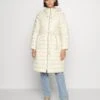 MICHAEL Michael Kors Long Fitted Puffer - Donsjas - Bone -Farfetch Winkel 98bf7f89bd5749e8a2ef8a2aefae0f73