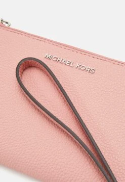 MICHAEL Michael Kors Jet Wristlet - Portemonnee - Pink -Farfetch Winkel 99f4bc420e09467884b3cd44fc12aa4f