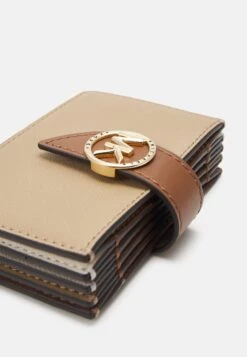 MICHAEL Michael Kors Greenwich Xs Accordian Card Case - Portemonnee - Camel Multi -Farfetch Winkel 9a8418cdf94741a8b8ef963578545f58