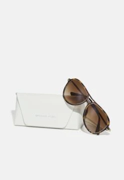 Michael Kors Breckenridge - Zonnebril - Dark Tortoise -Farfetch Winkel 9aaad273a0114dff89865a2cd9d7fa8e
