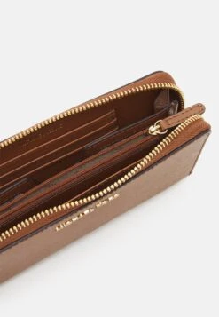 MICHAEL Michael Kors Jet Set Wallet- Portemonnee - Luggage -Farfetch Winkel 9cc3fe6ee8ef4d0085080a8e9aba0ea6