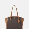 MICHAEL Michael Kors Chantal Tote - Shopper - Brown/Acorn -Farfetch Winkel 9cf72e1adb054756899c6b68220fd0a3