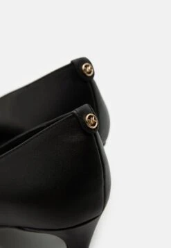 MICHAEL Michael Kors Alina Flex- Klassieke Pumps - Black -Farfetch Winkel 9d2c8d4ed3674b43b08fb637ec6e61b7