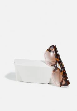 Michael Kors Karlie - Zonnebril - Dark Tortoise/Pink -Farfetch Winkel a0b381e3c68b4b599e389ea5ea9239e4