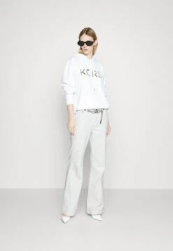 MICHAEL Michael Kors Flare Chain Belt Jean - Bootcut Jeans - Optic White -Farfetch Winkel a3d19cb731f54c69be207fc71a2f792a