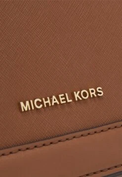 MICHAEL Michael Kors Jet Xbody - Schoudertas - Luggage -Farfetch Winkel a4970c3d770646d984d91903c39a94f1