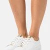 MICHAEL Michael Kors Keaton Lace Up - Sneakers Laag - Pale Gold 2 MICHAEL Michael Kors Keaton Lace Up - Sneakers Laag - Pale Gold -Farfetch Winkel a5cf4b0e6df842c2aceddbcb6767853b