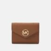 MICHAEL Michael Kors Greenwich Trifold - Portemonnee - Luggage -Farfetch Winkel a6bd5b5bc7f24be7a2c9127b14378a4b