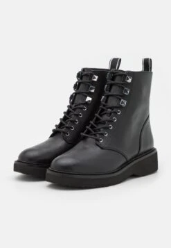 MICHAEL Michael Kors Haskell Bootie - Veterboots - Black -Farfetch Winkel a7a05fb1e4ca44ebae95a1b7a9b86ce7