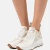 MICHAEL Michael Kors Willis Wedge Trainer - Sneakers Laag - Pale Gold -Farfetch Winkel a96b1db0d1cd49cd848ec2e705e34950