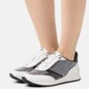 MICHAEL Michael Kors Allie Stride Trainer - Sneakers Laag - Black/Optic White 2 MICHAEL Michael Kors Allie Stride Trainer - Sneakers Laag - Black/Optic White -Farfetch Winkel aa34fa5a041d4cffa90a86569ba1e059