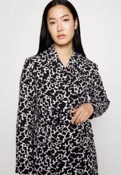 MICHAEL Michael Kors Fitted Animl- Mantel - White -Farfetch Winkel ab543a6a00b746d685fe8f4f5da84ab1