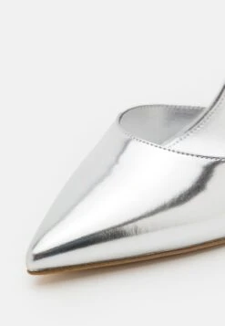 MICHAEL Michael Kors Imani - Klassieke Pumps - Silver-Coloured -Farfetch Winkel b0023f8072c241a09ab7ccea0212a5f3