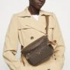 MICHAEL Michael Kors Slater Sling Pack - Schoudertas - Brown/Acorn