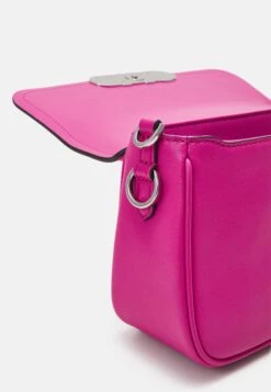 MICHAEL Michael Kors Parker Pouchette- Handtas - Cerise 11 MICHAEL Michael Kors Parker Pouchette- Handtas - Cerise -Farfetch Winkel b223a54a50dd4387a57d72ed07a45ef6