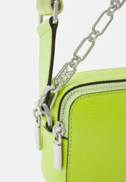 MICHAEL Michael Kors Jet Set Camra Xbody - Schoudertas - Limeade -Farfetch Winkel b2877b26f3ed4b28acac825d7b946eca