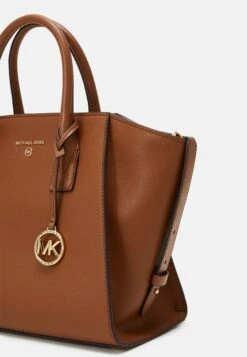 MICHAEL Michael Kors Avril Satchel - Handtas - Luggage -Farfetch Winkel b2bbe1011ef54aff8c758c274f6256d3