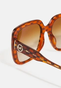 Michael Kors Mallorca - Zonnebril - Amber Heritage 9 Michael Kors Mallorca - Zonnebril - Amber Heritage -Farfetch Winkel b31285981e40426b8c80136ce7637167