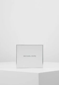 MICHAEL Michael Kors Jet Set Snap Billfold Small - Portemonnee - Black -Farfetch Winkel b32defbc19d142a0a46f78f038696bda